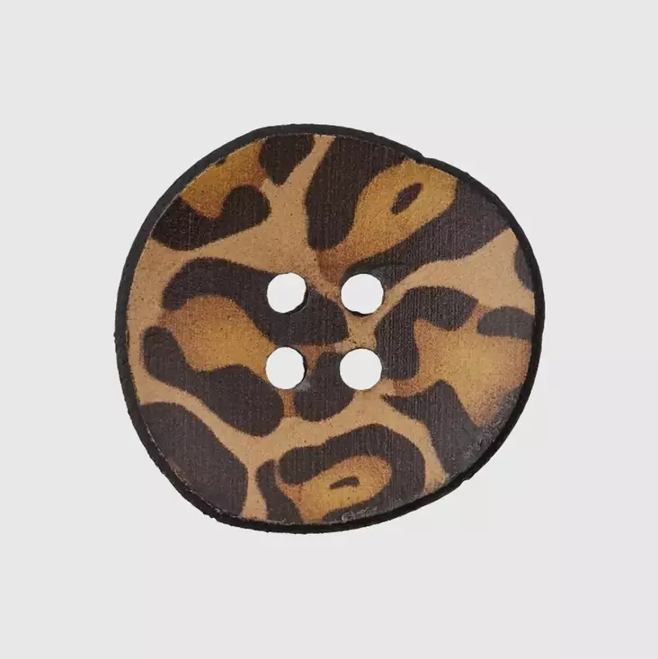 NAPPI KIERRÄTETTY NAHKA KUVIO 23MM - 16 - Napit ja nepparit - 4006440117540 - 1