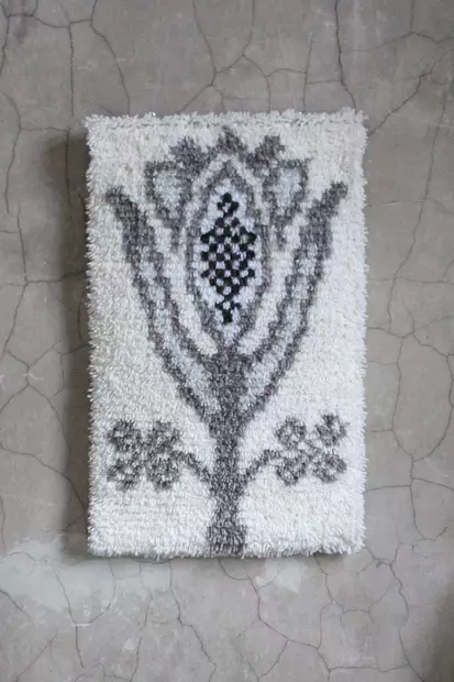 Tulppaanidamasti - ryijy 35 x 55 cm, valkoinen Tulppaani - Ryijypaketit - 333300105 - 2