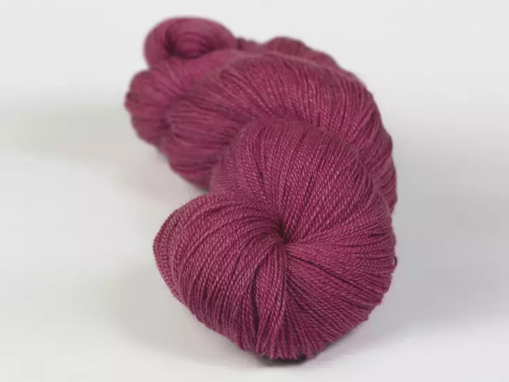 Silvia - 2915 kirsikanpunainen 50 g - Silvia silkkivillalangat 50x2 - 2915 - 1