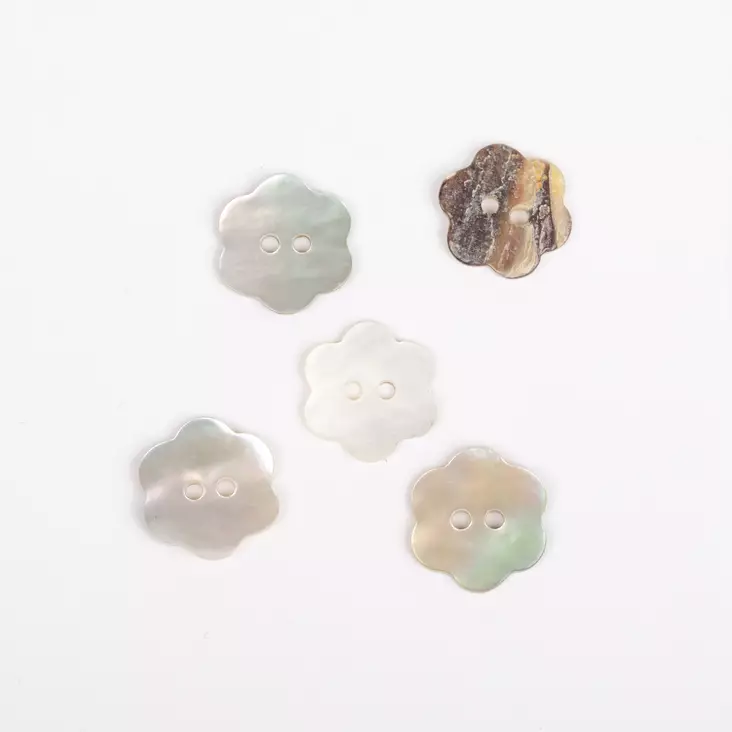 NAPPI KUKKA HELMIÄIS 15MM DROPS - Napit ja nepparit - 7071723013298 - 1