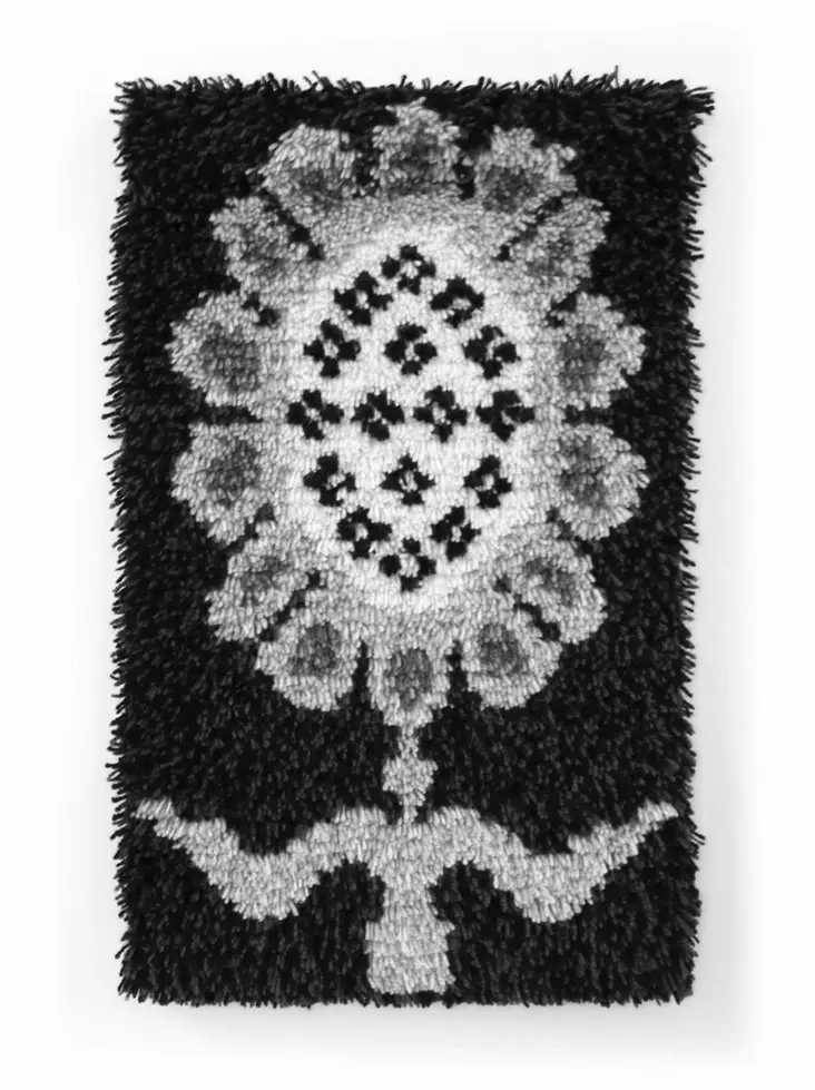 Tulppaanidamasti - ryijy 35 x 55 cm, musta Auringonkukka - Ryijypaketit - 333300108 - 1